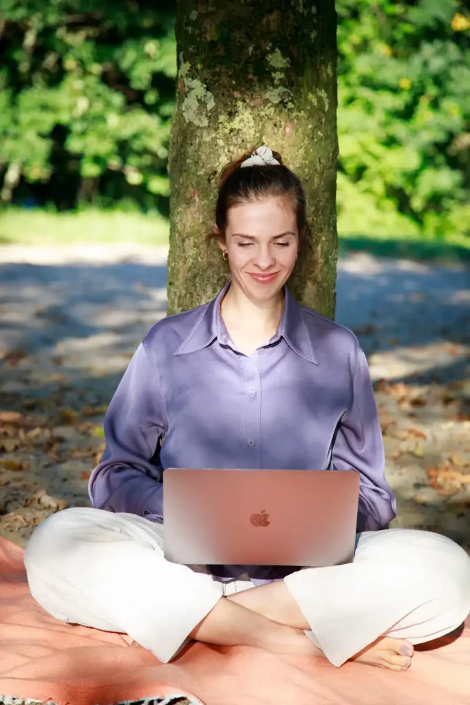 Am Laptop-Baum Kontakt